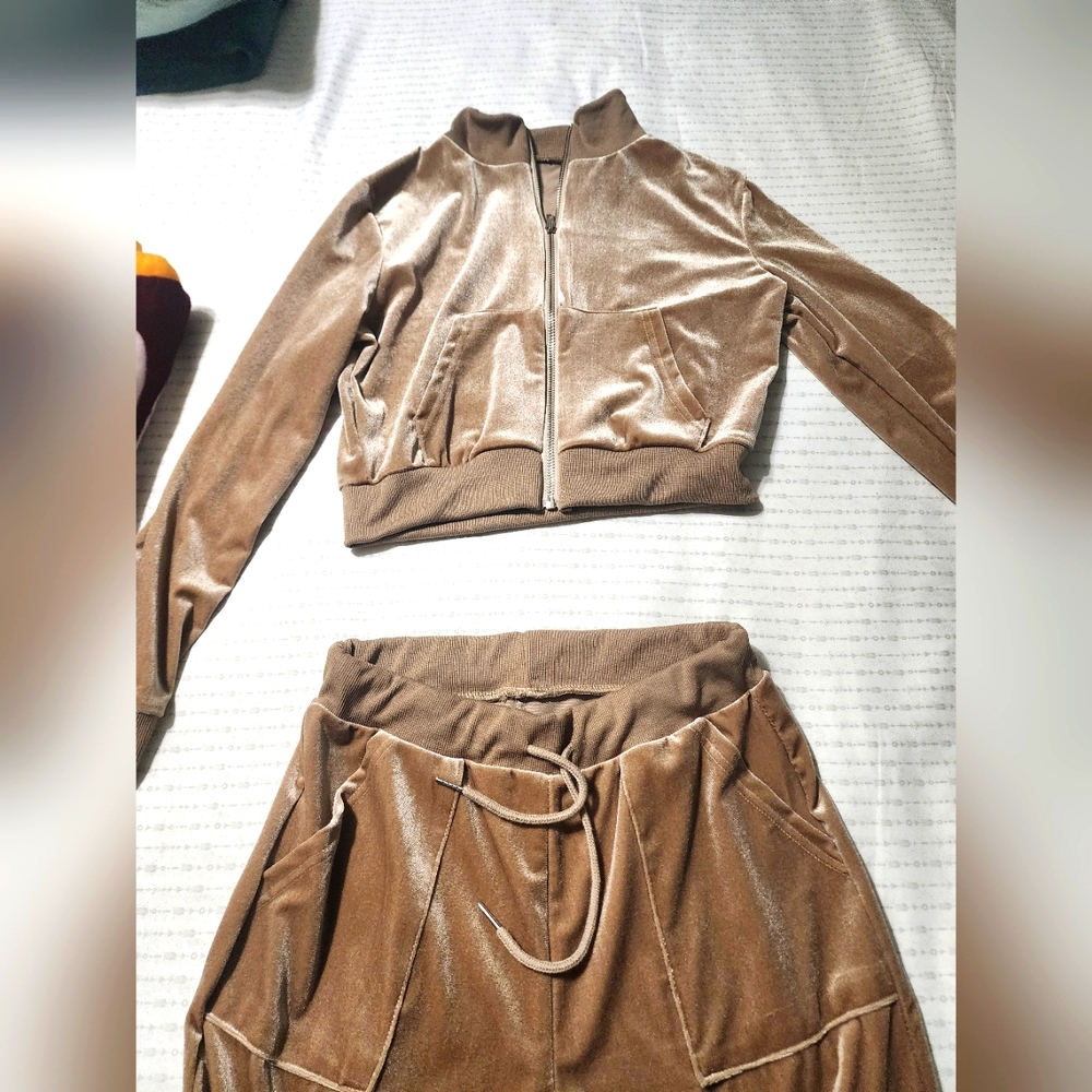 Velour beige 2 piece crop top and flare pants set med